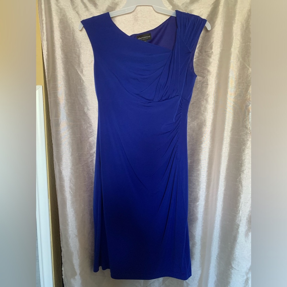 Dress for business or going out. About knee length, depending on person’s height